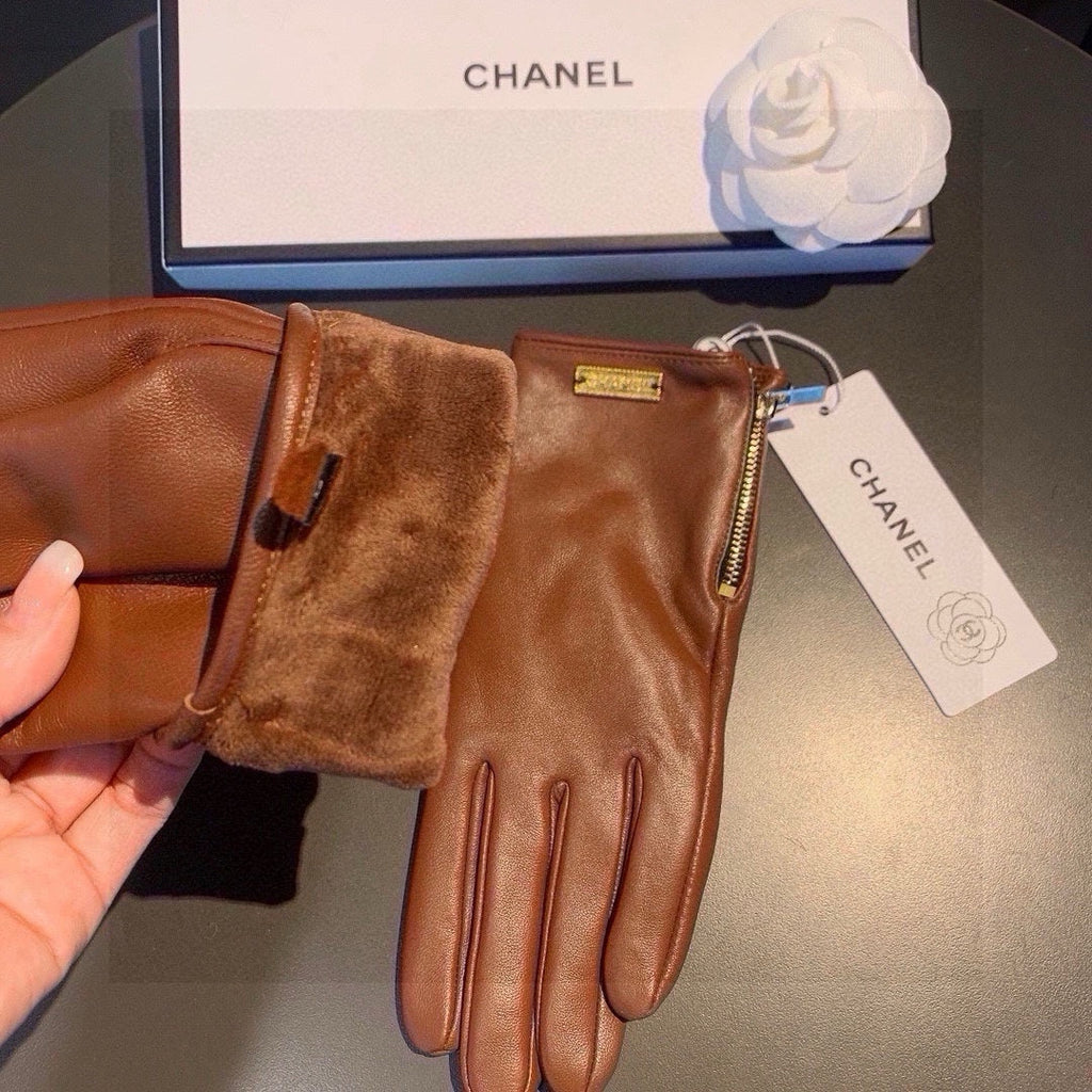 CHANEL TOUCHSCREEN GLOVES IN BRONZE BROWN LAMBSKIN WITH GOLD LOGO 462270