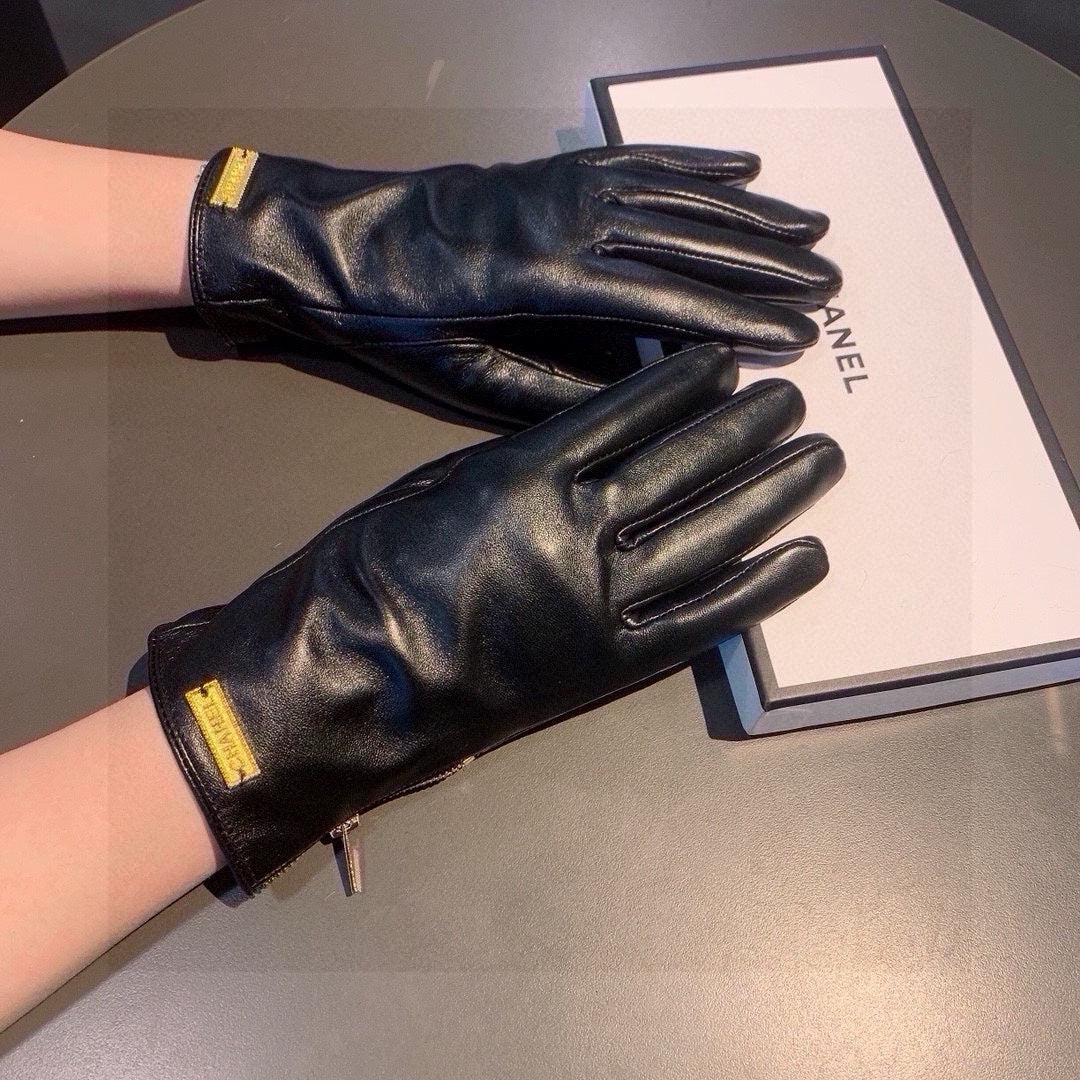 CHANEL TOUCHSCREEN GLOVES IN BLACK LAMBSKIN WITH GOLD LOGO 462271