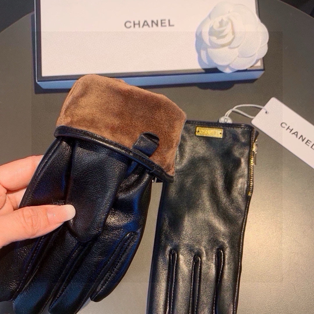 CHANEL TOUCHSCREEN GLOVES IN BLACK LAMBSKIN WITH GOLD LOGO 462271