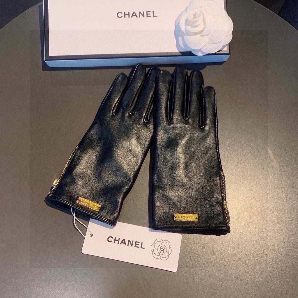 CHANEL TOUCHSCREEN GLOVES IN BLACK LAMBSKIN WITH GOLD LOGO 462271