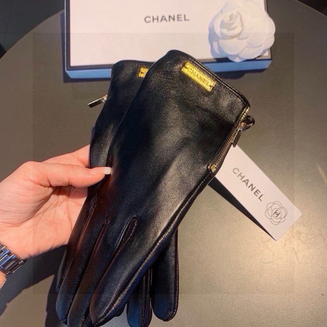 CHANEL TOUCHSCREEN GLOVES IN BLACK LAMBSKIN WITH GOLD LOGO 462271