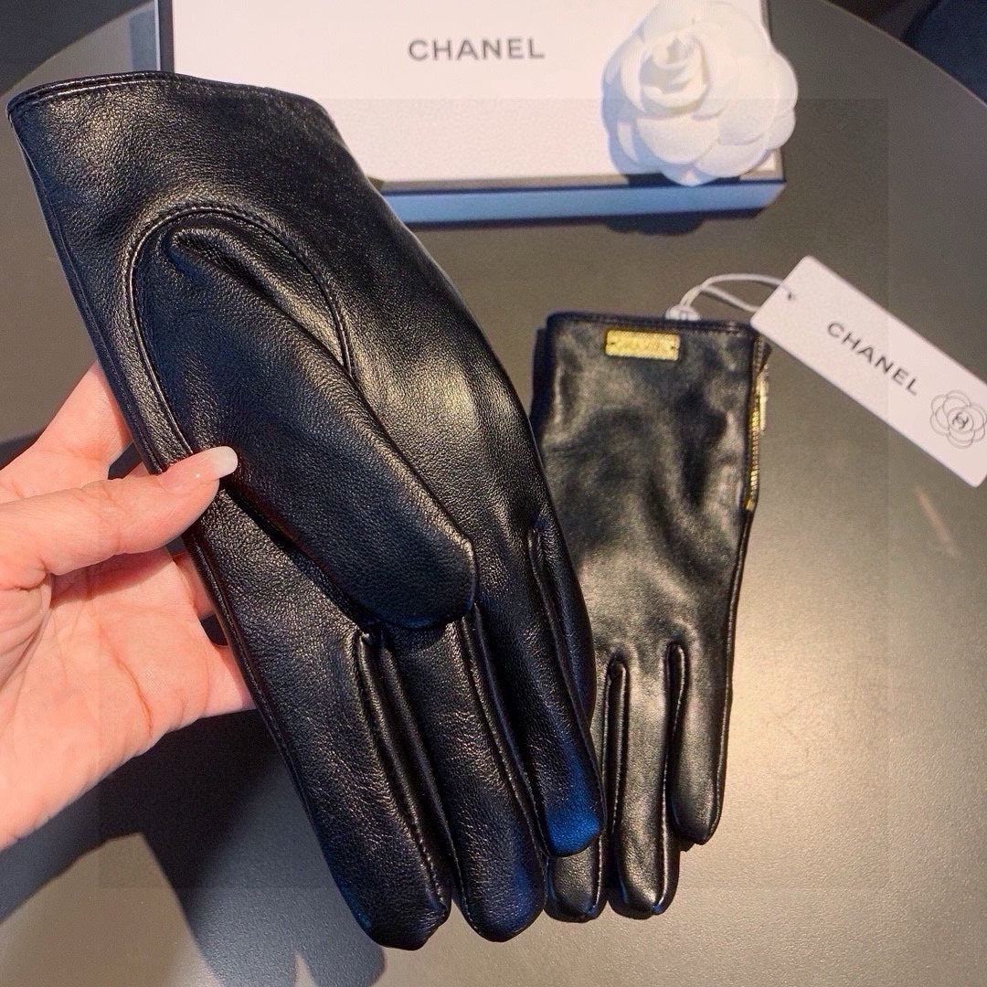 CHANEL TOUCHSCREEN GLOVES IN BLACK LAMBSKIN WITH GOLD LOGO 462271