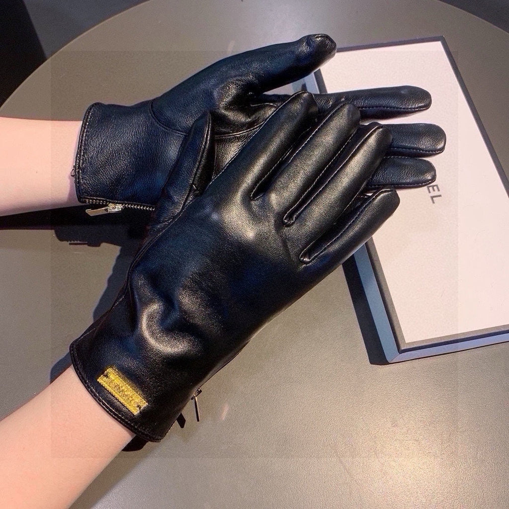 CHANEL TOUCHSCREEN GLOVES IN BLACK LAMBSKIN WITH GOLD LOGO 462271