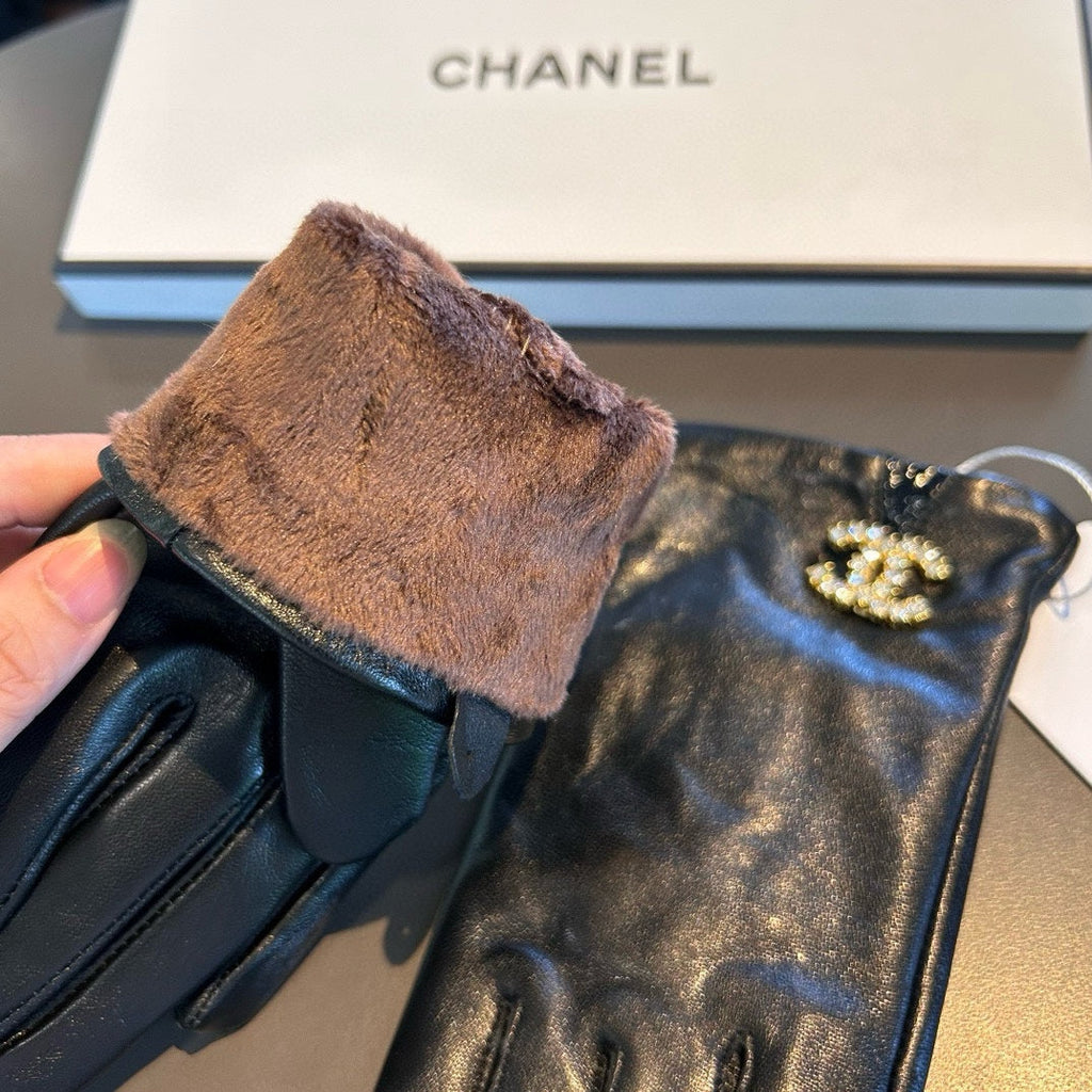 CHANEL TOUCHSCREEN GLOVES IN BLACK LAMBSKIN WITH GOLD LOGO 462272