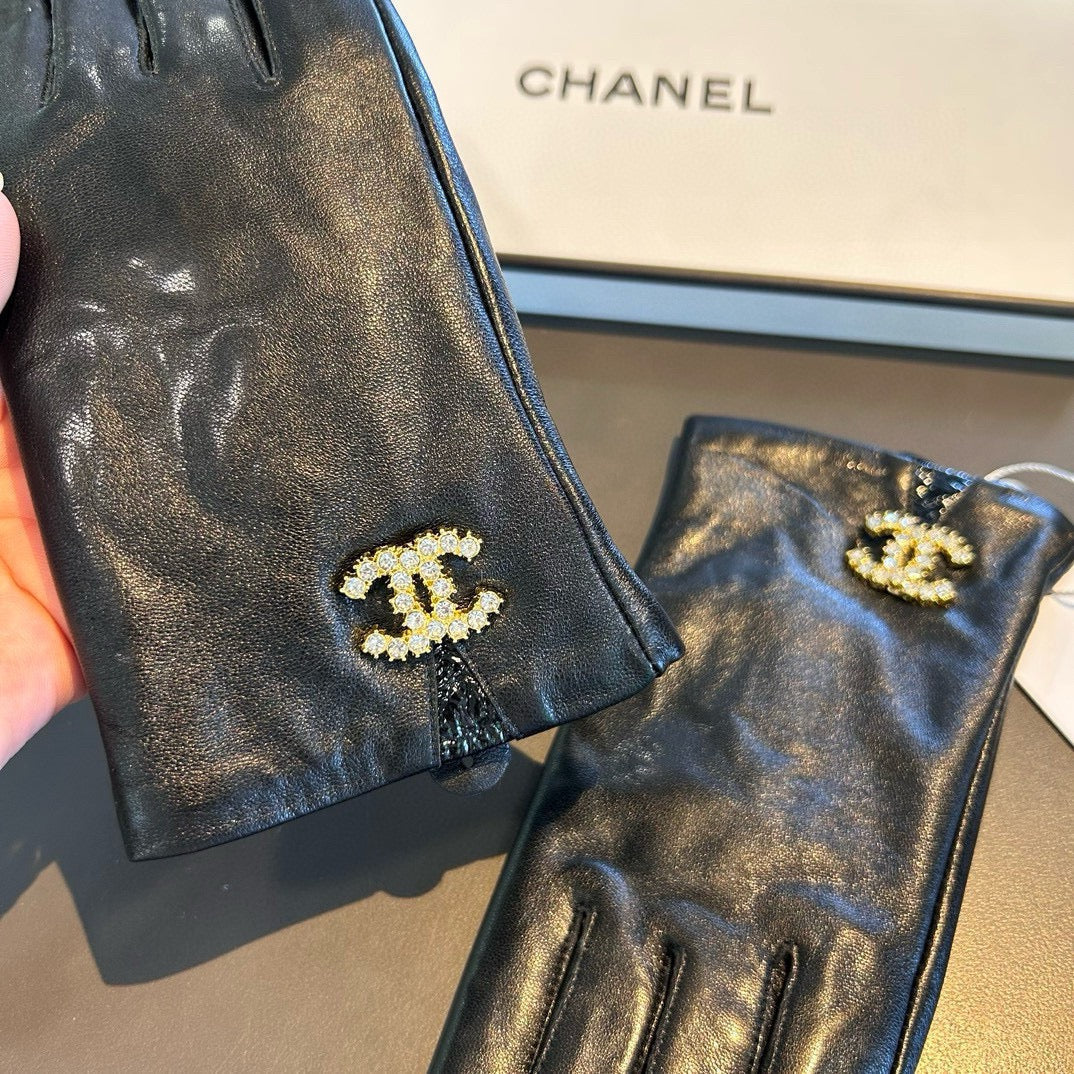 CHANEL TOUCHSCREEN GLOVES IN BLACK LAMBSKIN WITH GOLD LOGO 462272