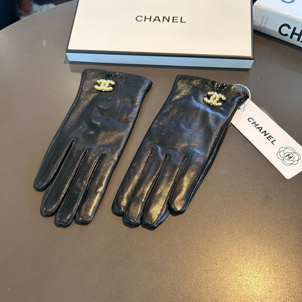 CHANEL TOUCHSCREEN GLOVES IN BLACK LAMBSKIN WITH GOLD LOGO 462272