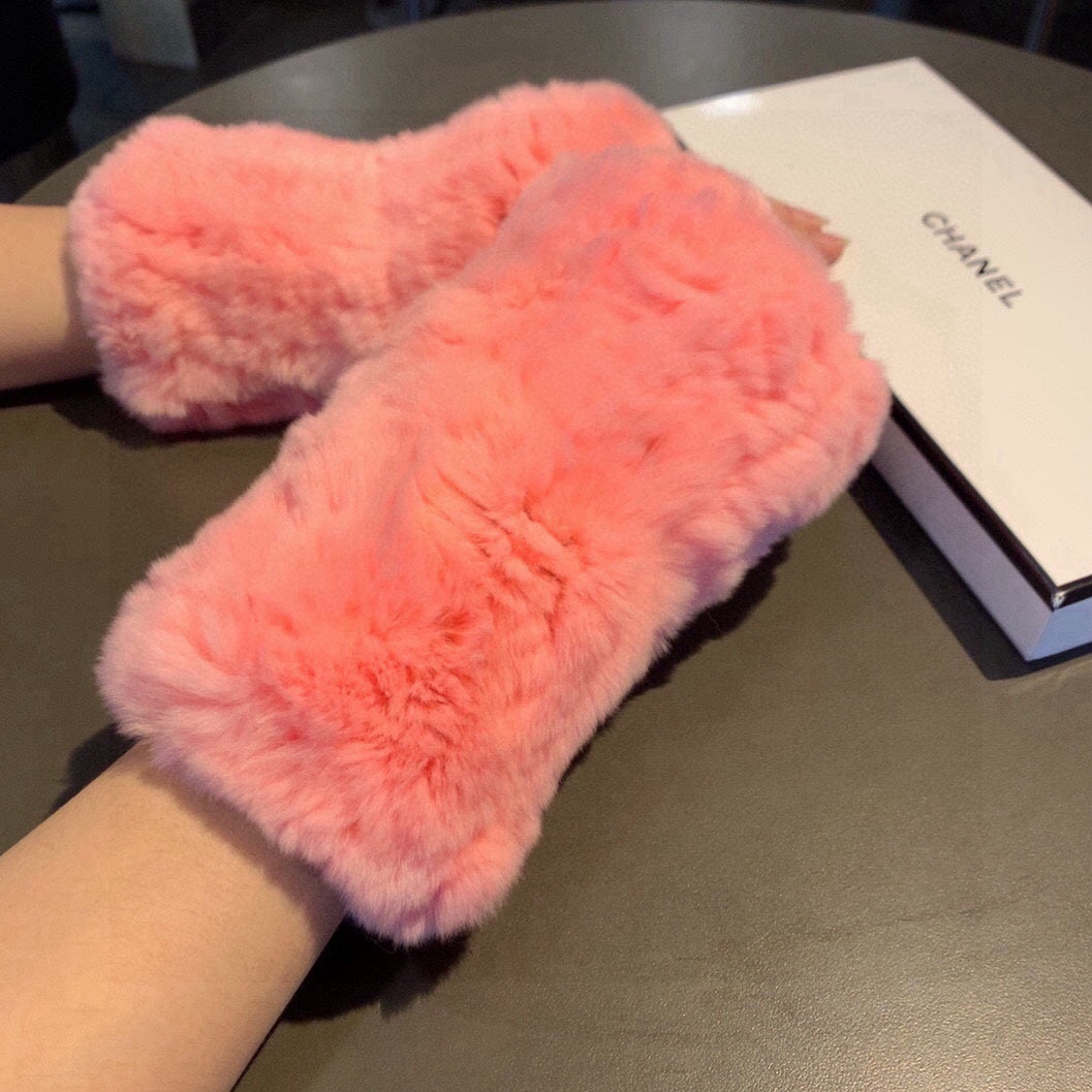 CHANEL FINGERLESS HALF GLOVES IN ROUGE PINK RABBIT FUR 462276