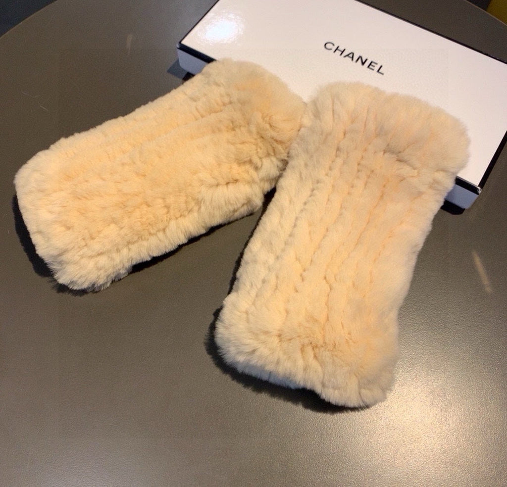 CHANEL FINGERLESS HALF GLOVES IN BEIGE CREAM RABBIT FUR 462277
