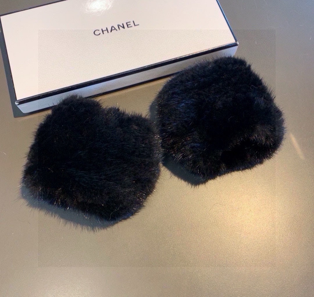 CHANEL FINGERLESS HALF GLOVES IN BLACK RABBIT FUR 462278