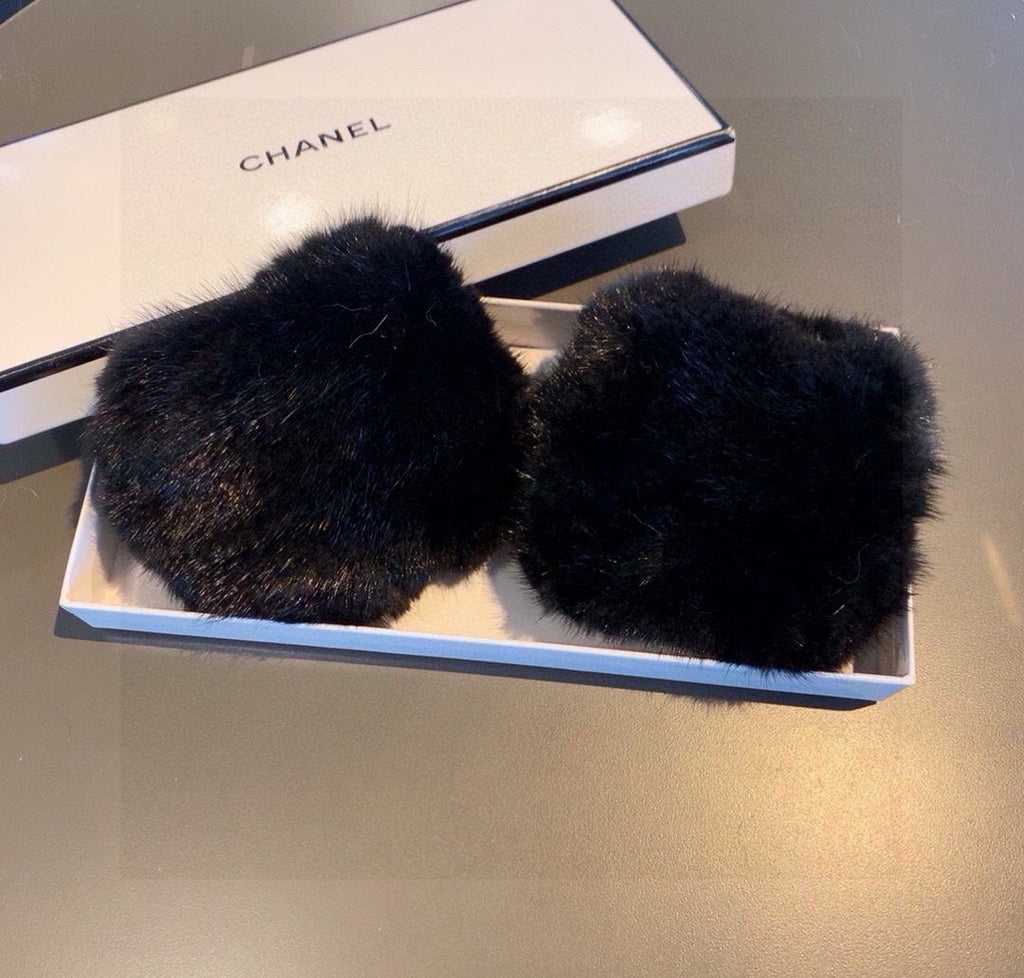 CHANEL FINGERLESS HALF GLOVES IN BLACK RABBIT FUR 462278