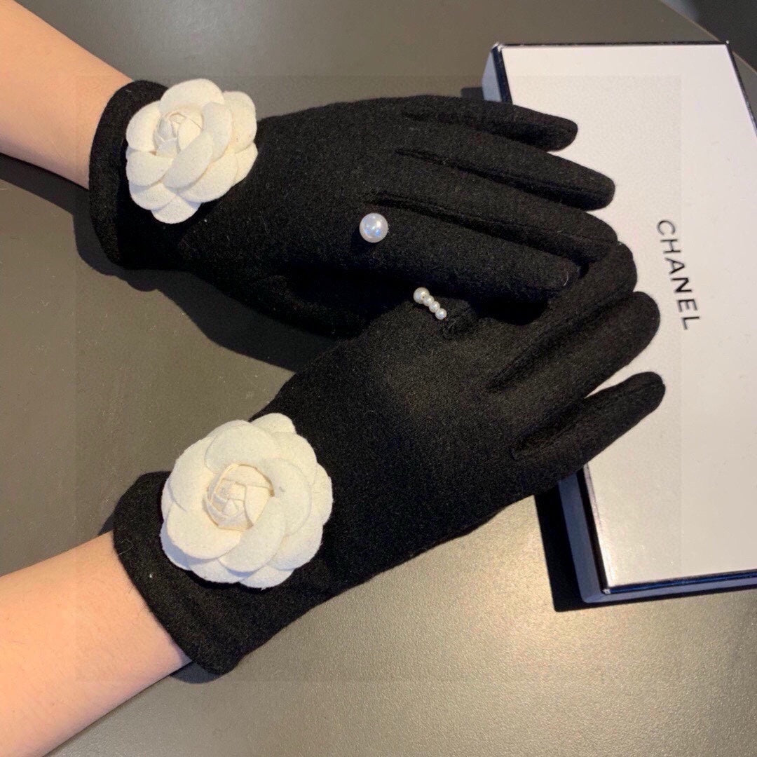 CHANEL GLOVES IN BLACK WOOL WITH LARGE WHITE FLOWER 464993