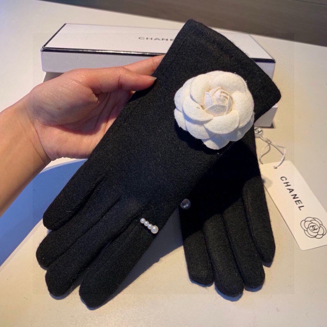 CHANEL GLOVES IN BLACK WOOL WITH LARGE WHITE FLOWER 464993