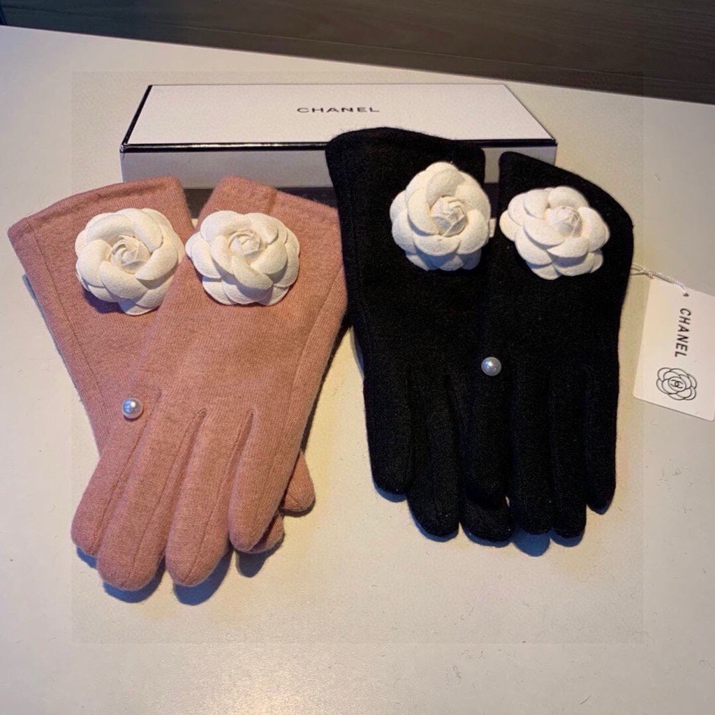 CHANEL GLOVES IN BLACK WOOL WITH LARGE WHITE FLOWER 464993
