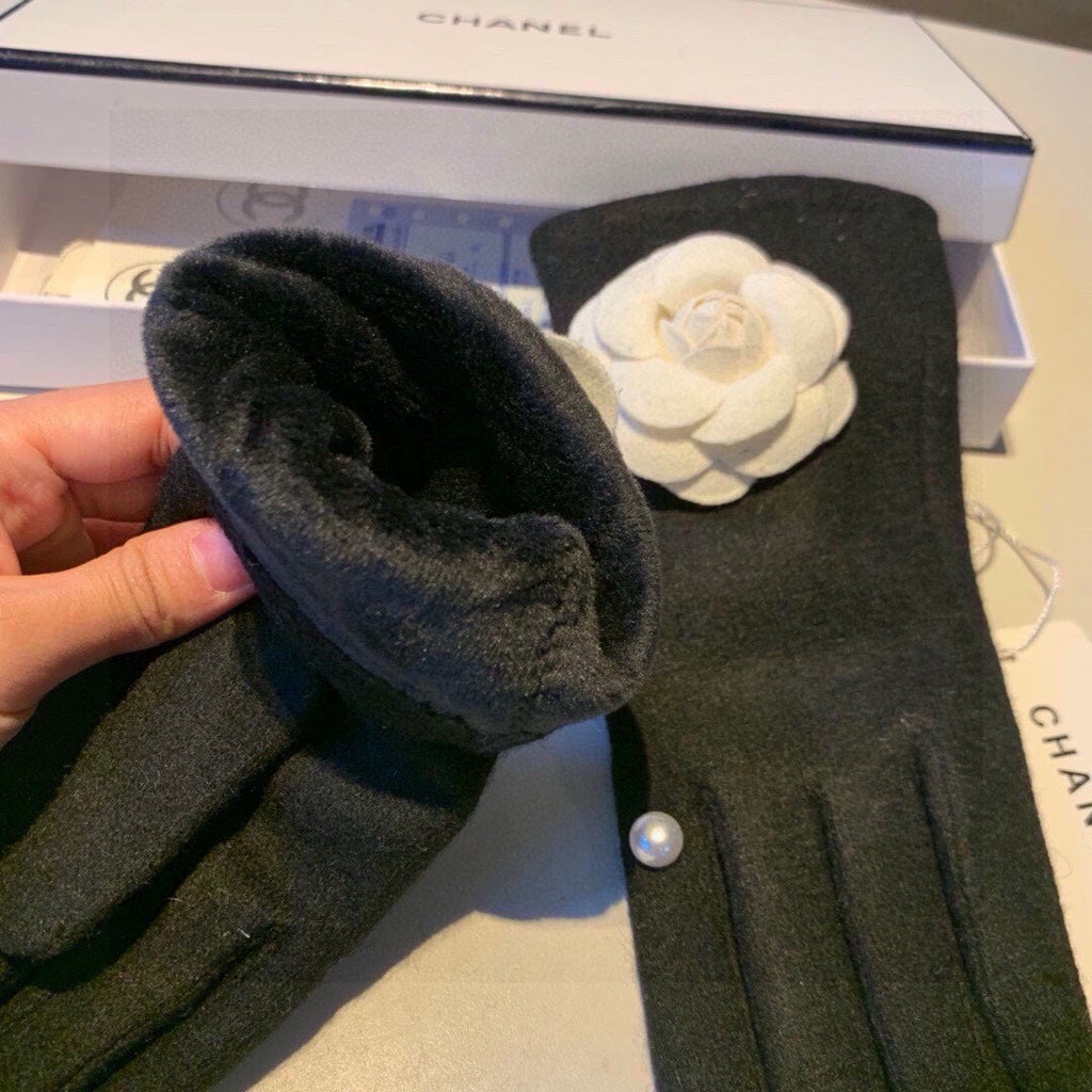 CHANEL GLOVES IN BLACK WOOL WITH LARGE WHITE FLOWER 464993