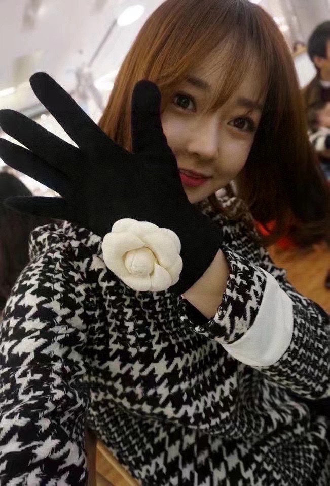 CHANEL GLOVES IN BLACK WOOL WITH LARGE WHITE FLOWER 464993
