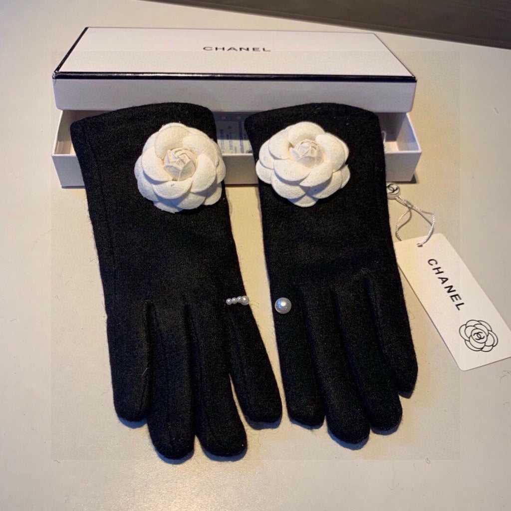 CHANEL GLOVES IN BLACK WOOL WITH LARGE WHITE FLOWER 464993