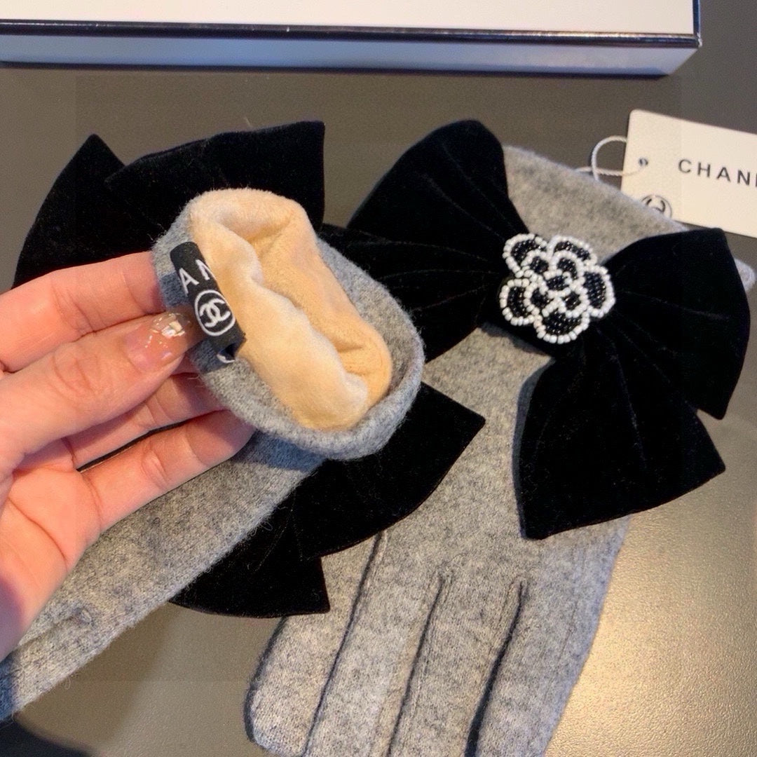 CHANEL GLOVES IN DOVE GRAY WOOL WITH LARGE BLACK BOW 464994