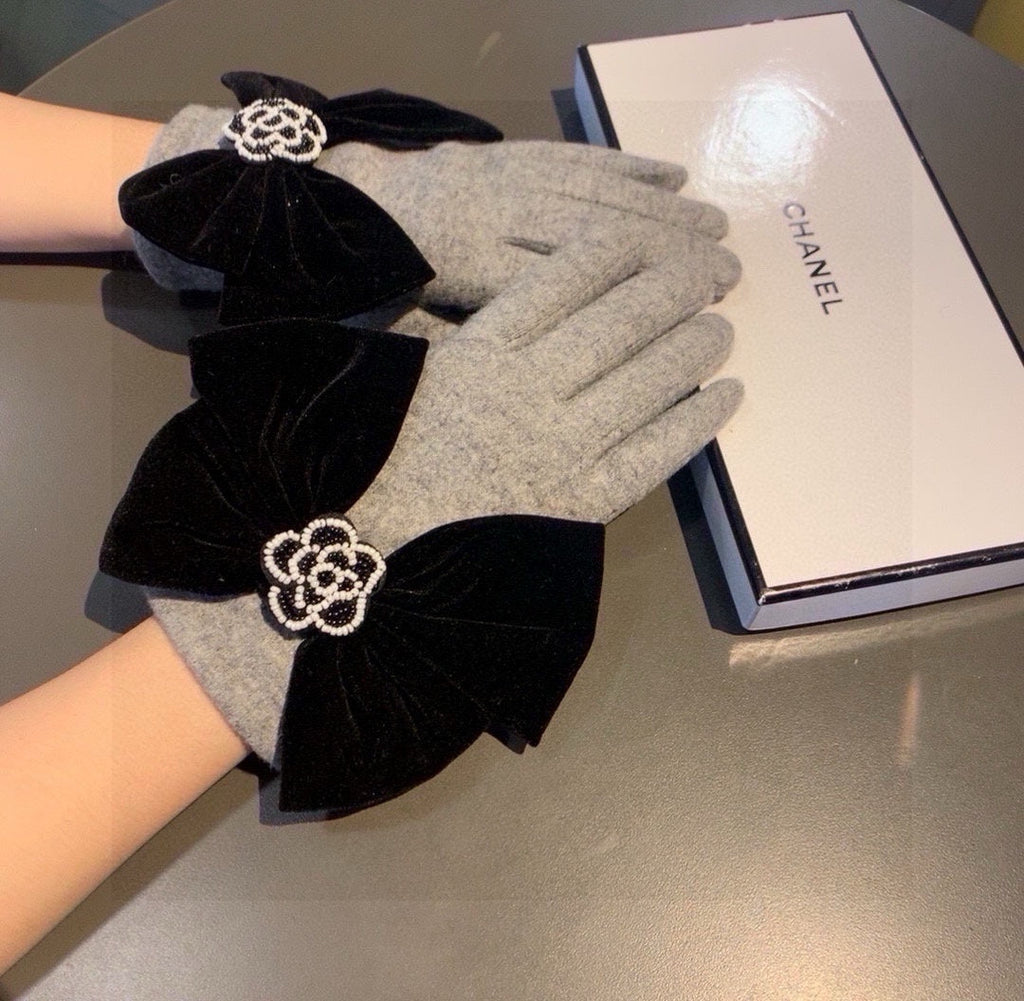 CHANEL GLOVES IN DOVE GRAY WOOL WITH LARGE BLACK BOW 464994
