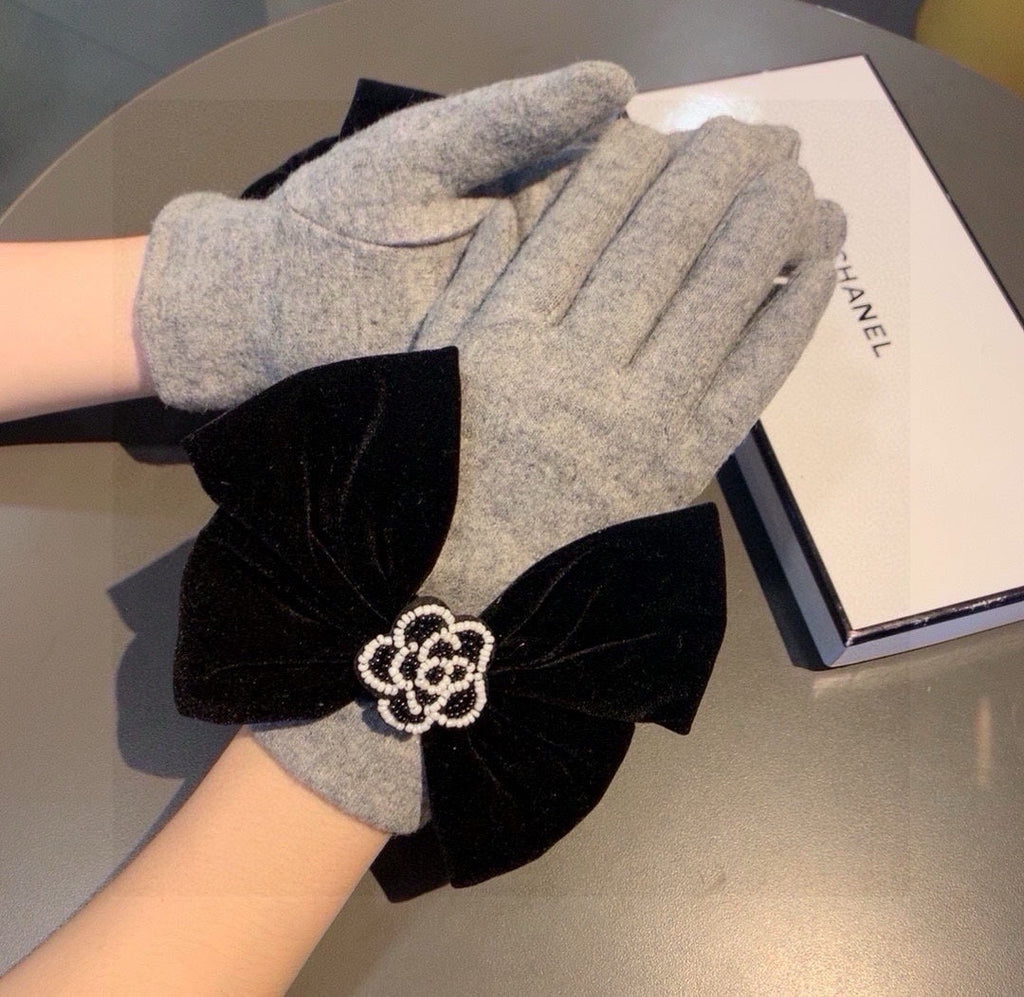 CHANEL GLOVES IN DOVE GRAY WOOL WITH LARGE BLACK BOW 464994