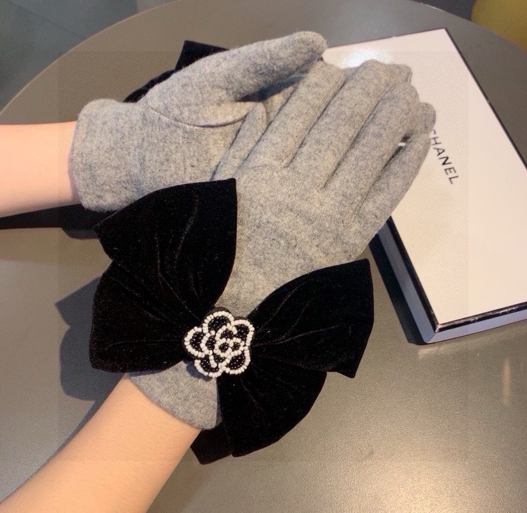 CHANEL GLOVES IN DOVE GRAY WOOL WITH LARGE BLACK BOW 464994
