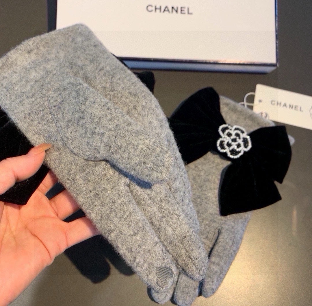 CHANEL GLOVES IN DOVE GRAY WOOL WITH LARGE BLACK BOW 464994