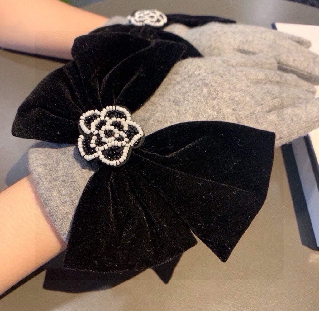 CHANEL GLOVES IN DOVE GRAY WOOL WITH LARGE BLACK BOW 464994