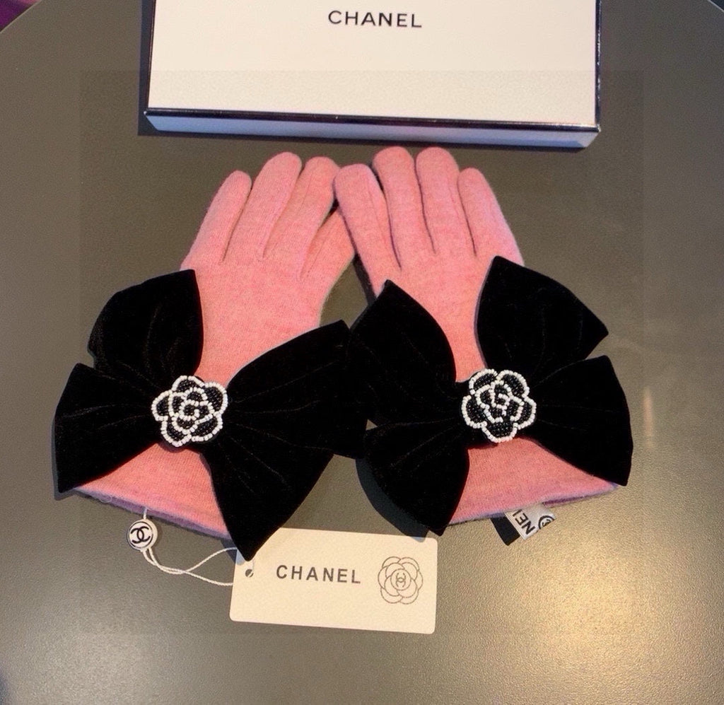 CHANEL GLOVES IN FLAMINGO PINK WOOL WITH LARGE BLACK BOW 464995