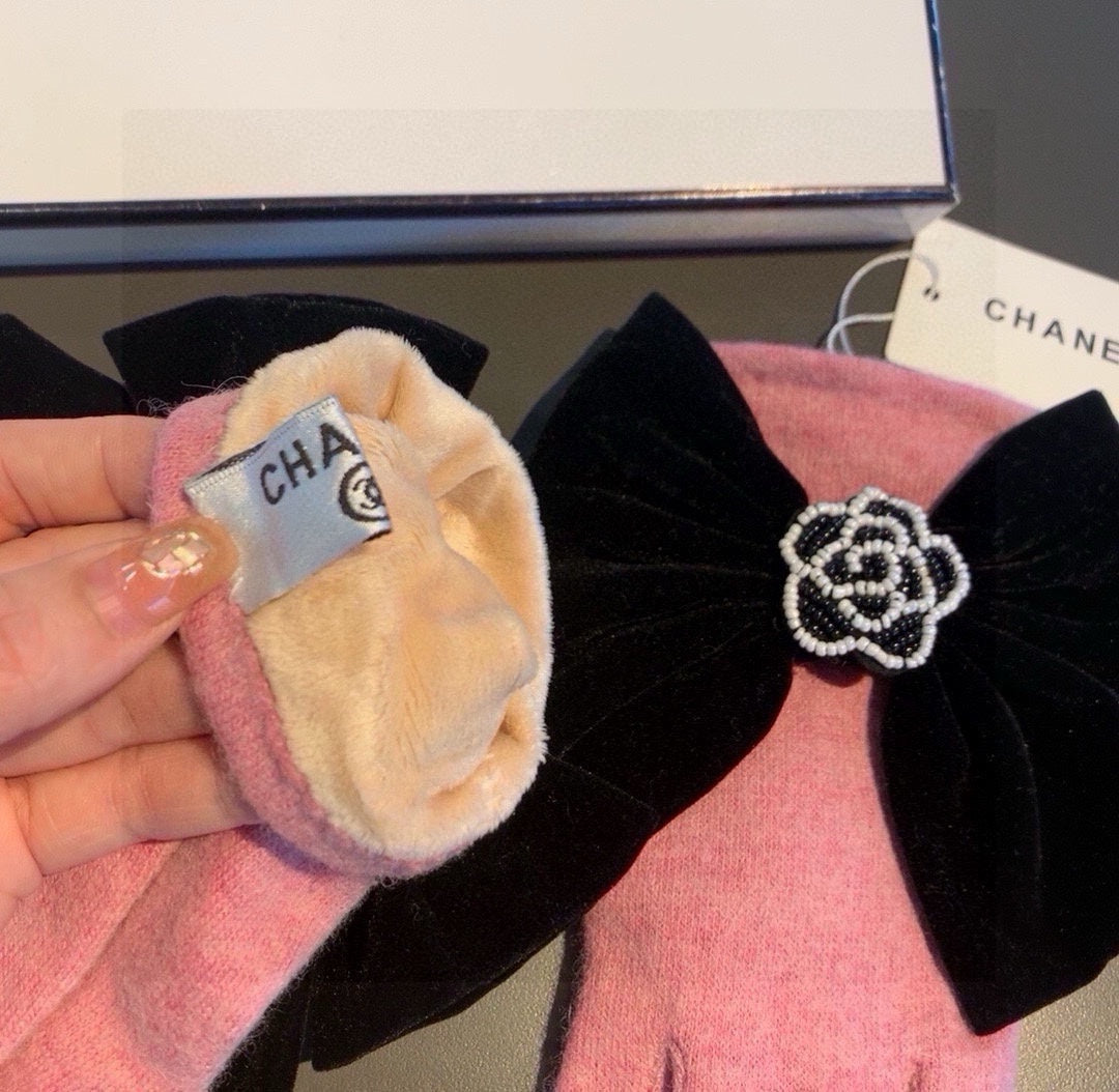 CHANEL GLOVES IN FLAMINGO PINK WOOL WITH LARGE BLACK BOW 464995