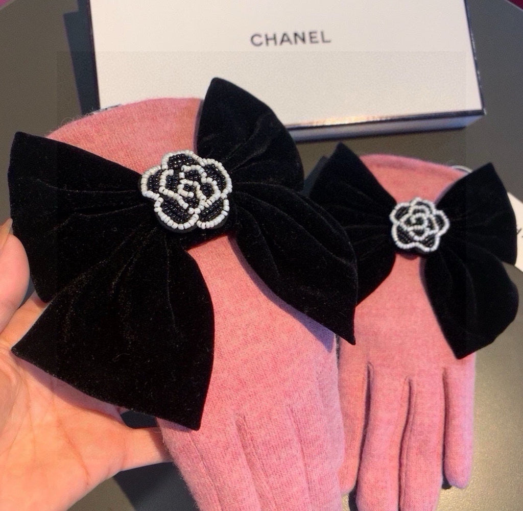 CHANEL GLOVES IN FLAMINGO PINK WOOL WITH LARGE BLACK BOW 464995