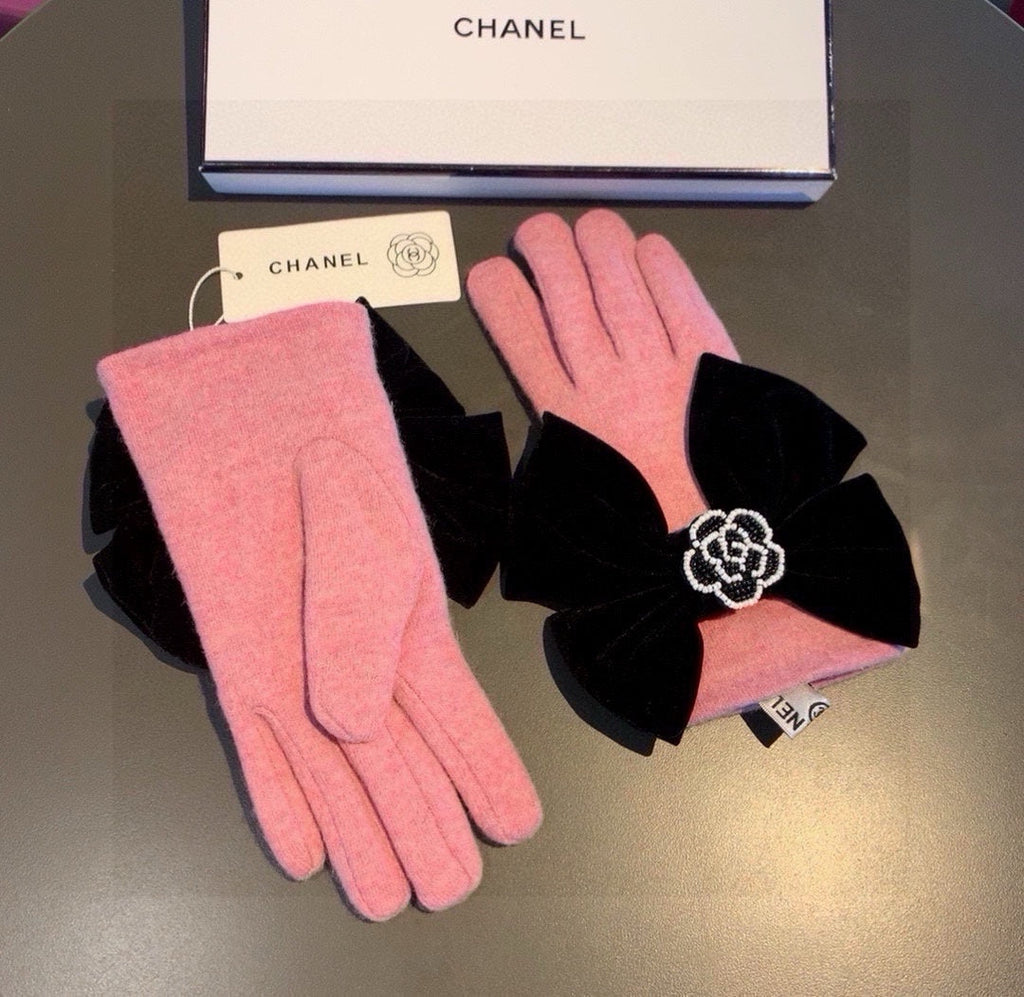 CHANEL GLOVES IN FLAMINGO PINK WOOL WITH LARGE BLACK BOW 464995