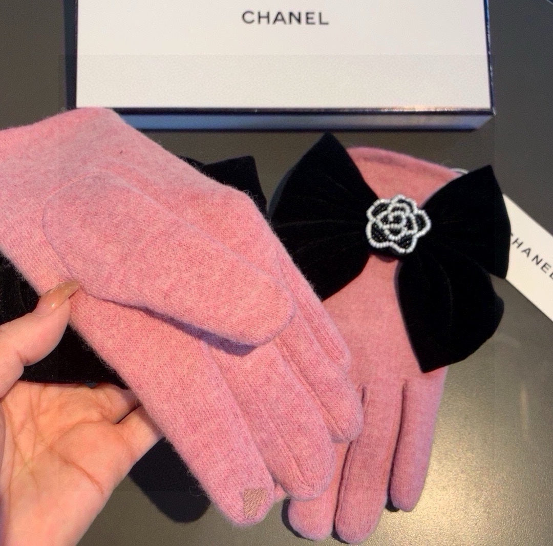 CHANEL GLOVES IN FLAMINGO PINK WOOL WITH LARGE BLACK BOW 464995