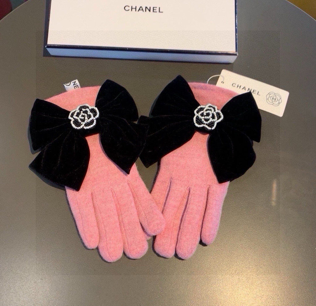 CHANEL GLOVES IN FLAMINGO PINK WOOL WITH LARGE BLACK BOW 464995