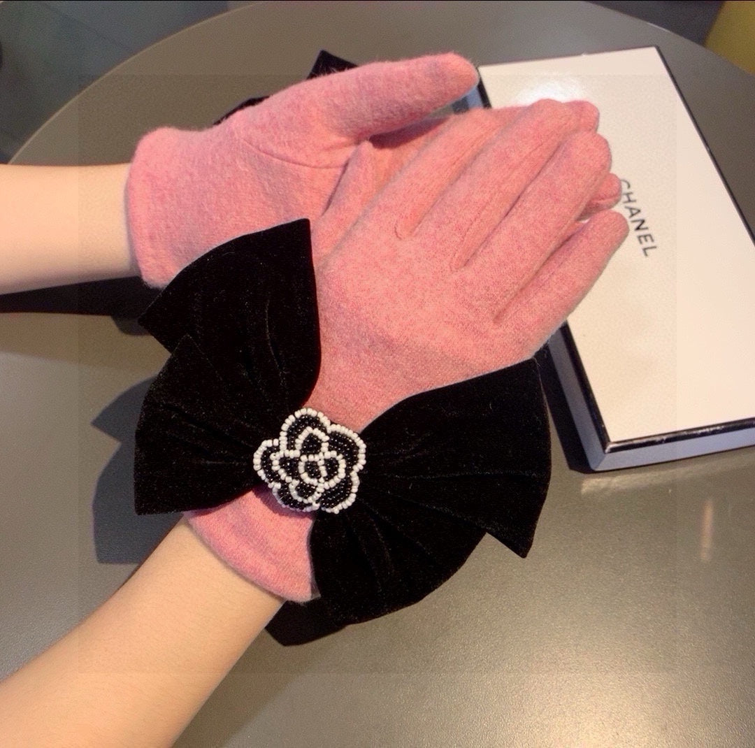 CHANEL GLOVES IN FLAMINGO PINK WOOL WITH LARGE BLACK BOW 464995