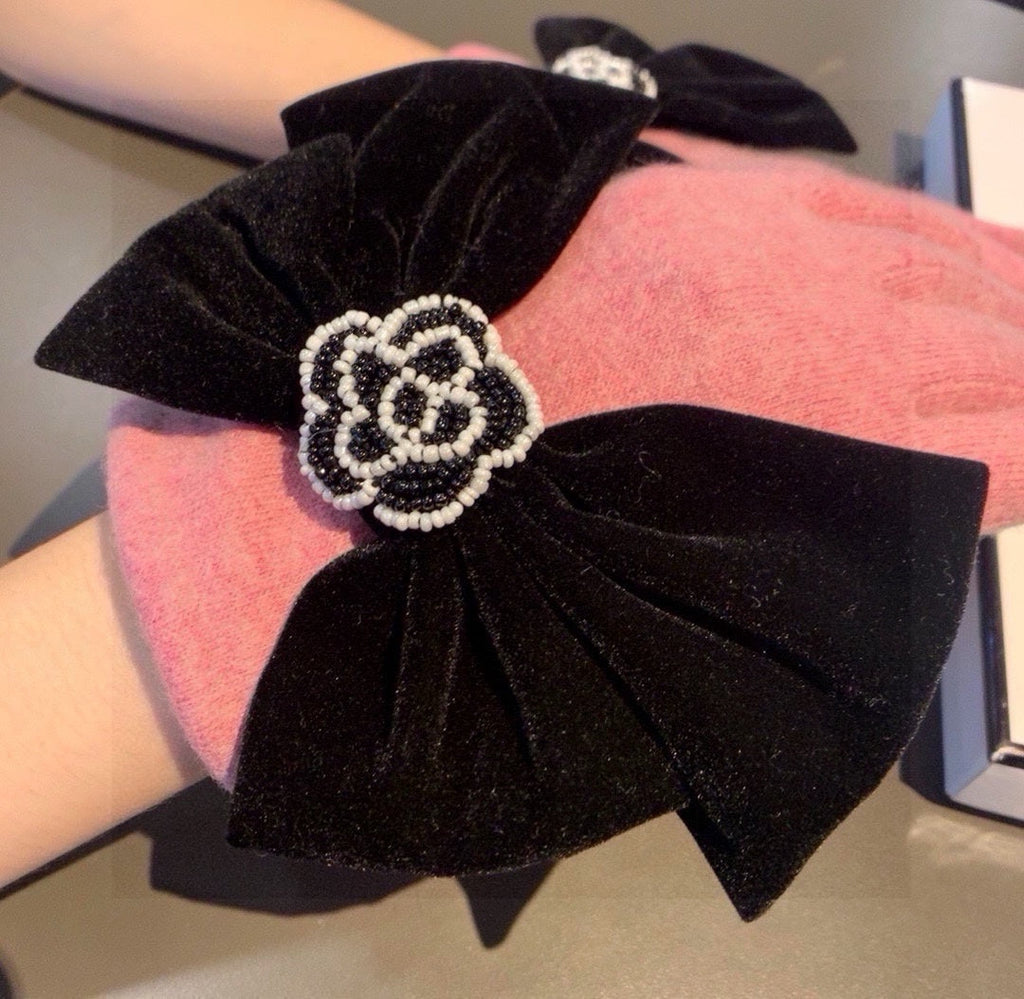 CHANEL GLOVES IN FLAMINGO PINK WOOL WITH LARGE BLACK BOW 464995