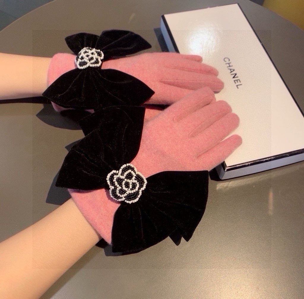 CHANEL GLOVES IN FLAMINGO PINK WOOL WITH LARGE BLACK BOW 464995