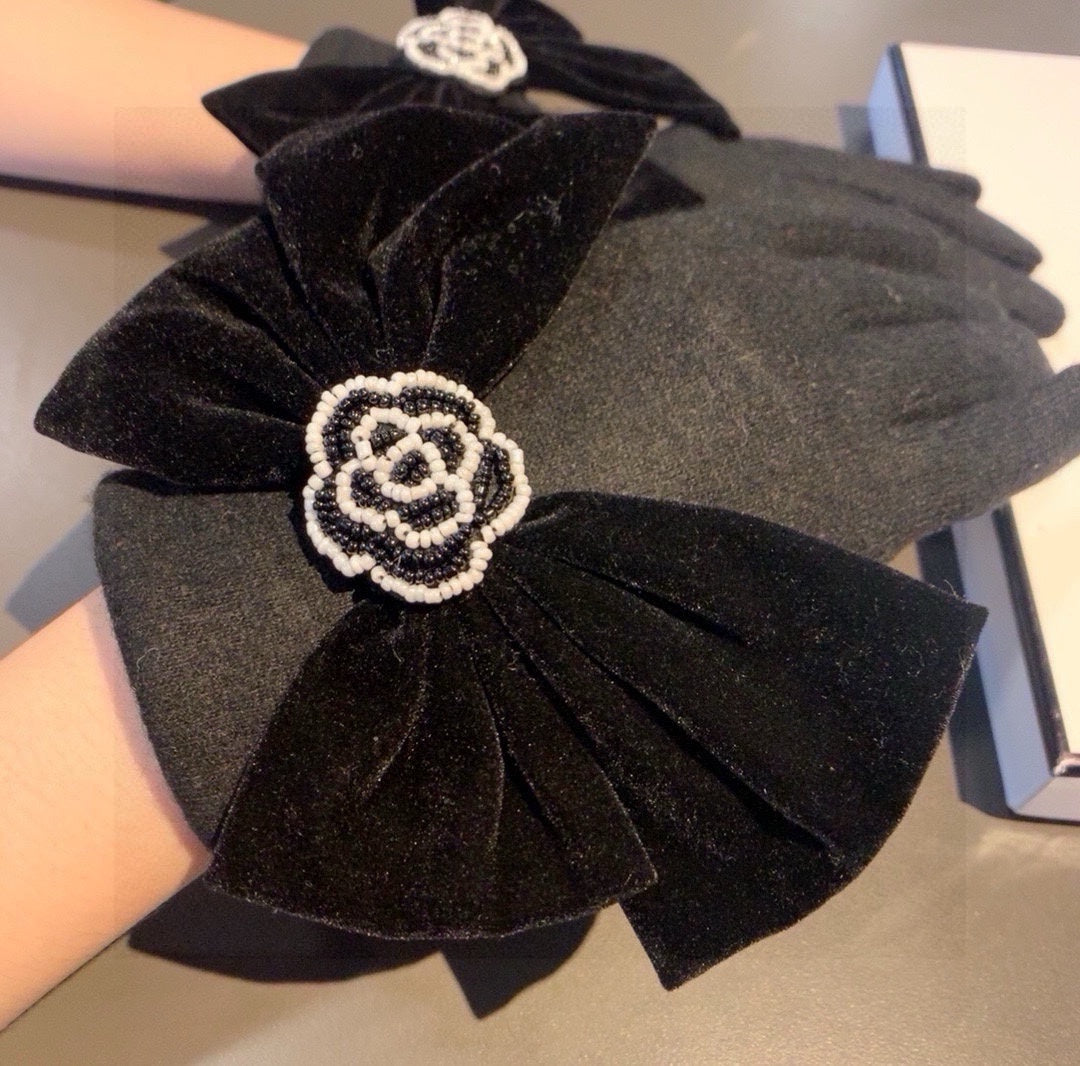 CHANEL GLOVES IN BLACK WOOL WITH LARGE BOW 464996