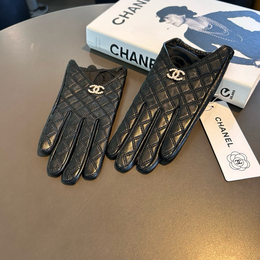 CHANEL GLOVES IN BLACK LAMBSKIN 465006