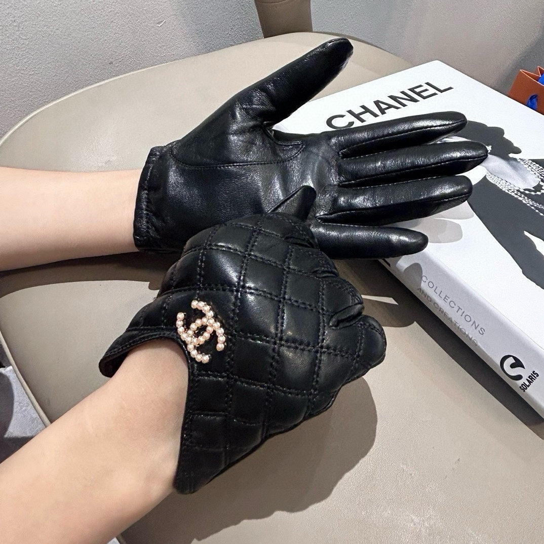 CHANEL GLOVES IN BLACK LAMBSKIN 465006