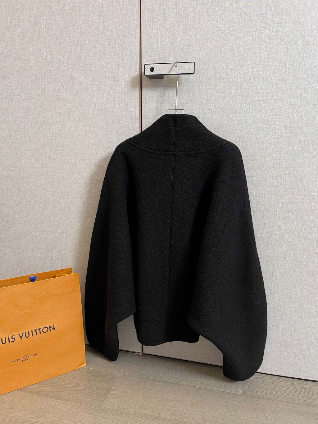 LOUIS VUITTON LV 25S WOOL CAPE COAT 0017