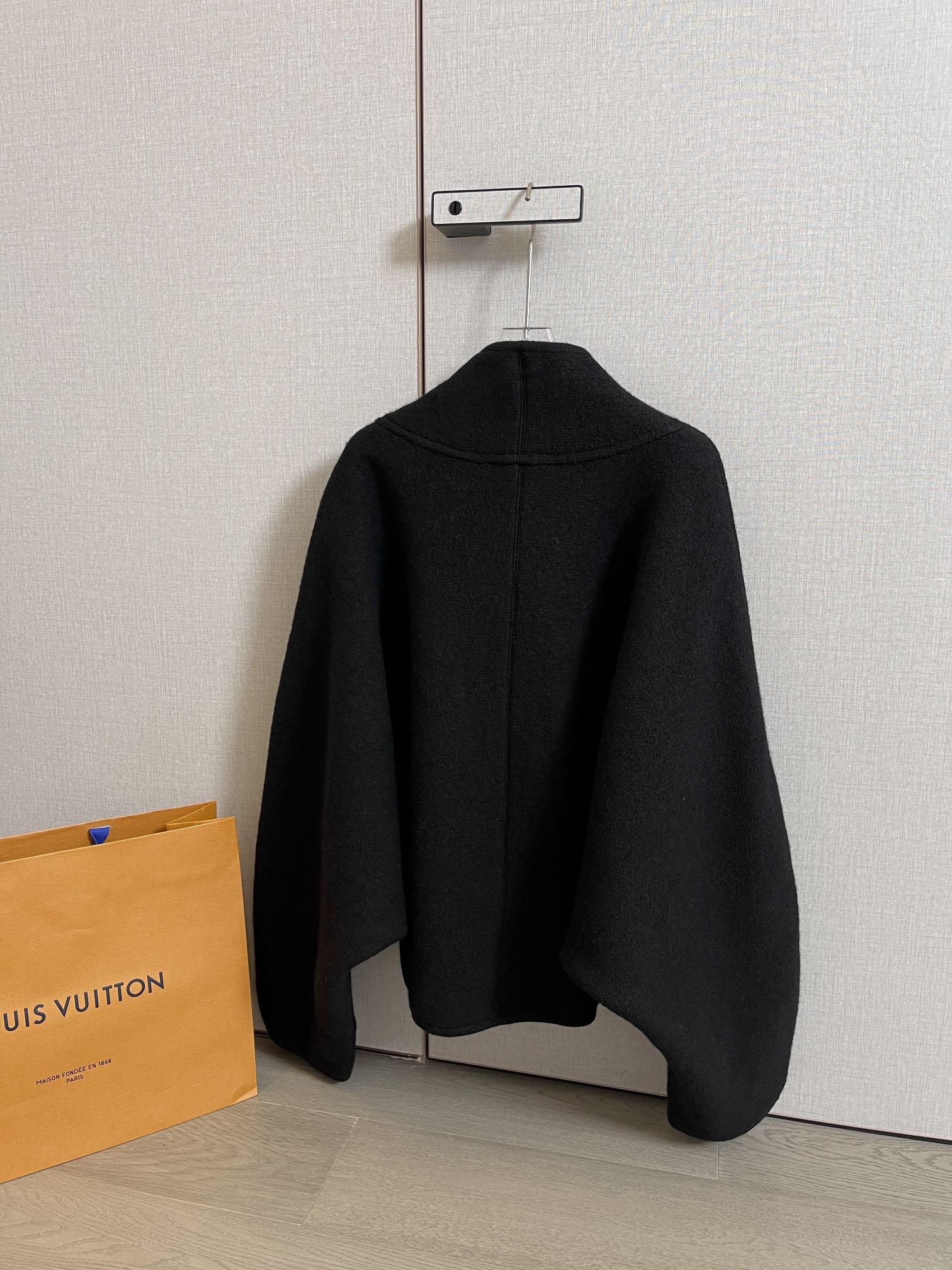 LOUIS VUITTON LV 25S WOOL CAPE COAT 0017