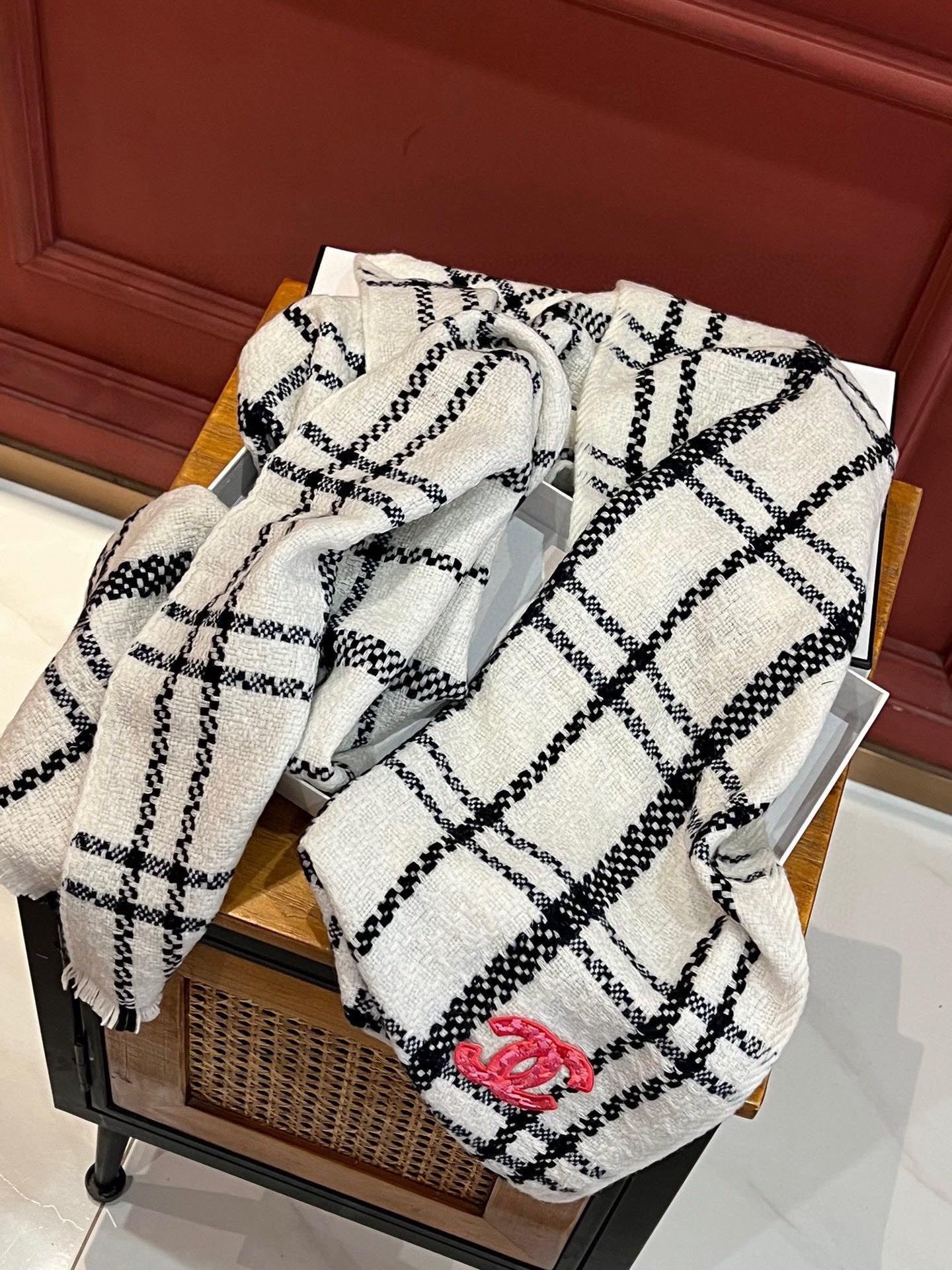 CHANEL SCARF 190 CM IN WHITE MIX BLACK CASHMERE WITH RED LOGO 396472