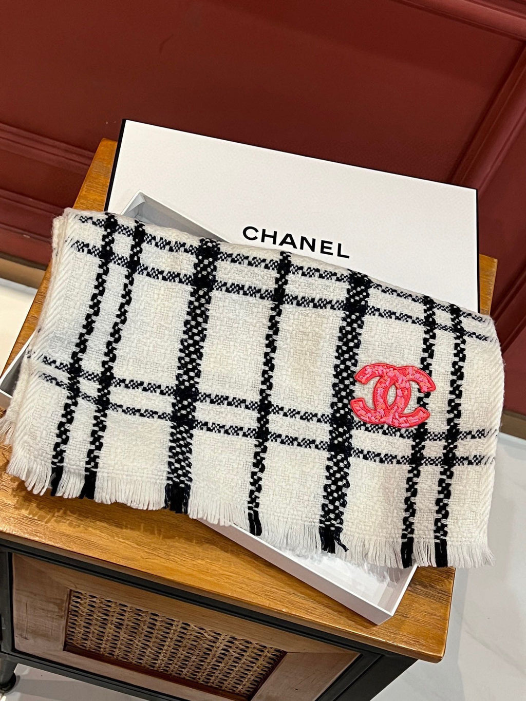 CHANEL SCARF 190 CM IN WHITE MIX BLACK CASHMERE WITH RED LOGO 396472