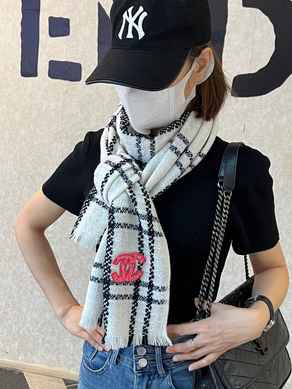 CHANEL SCARF 190 CM IN WHITE MIX BLACK CASHMERE WITH RED LOGO 396472