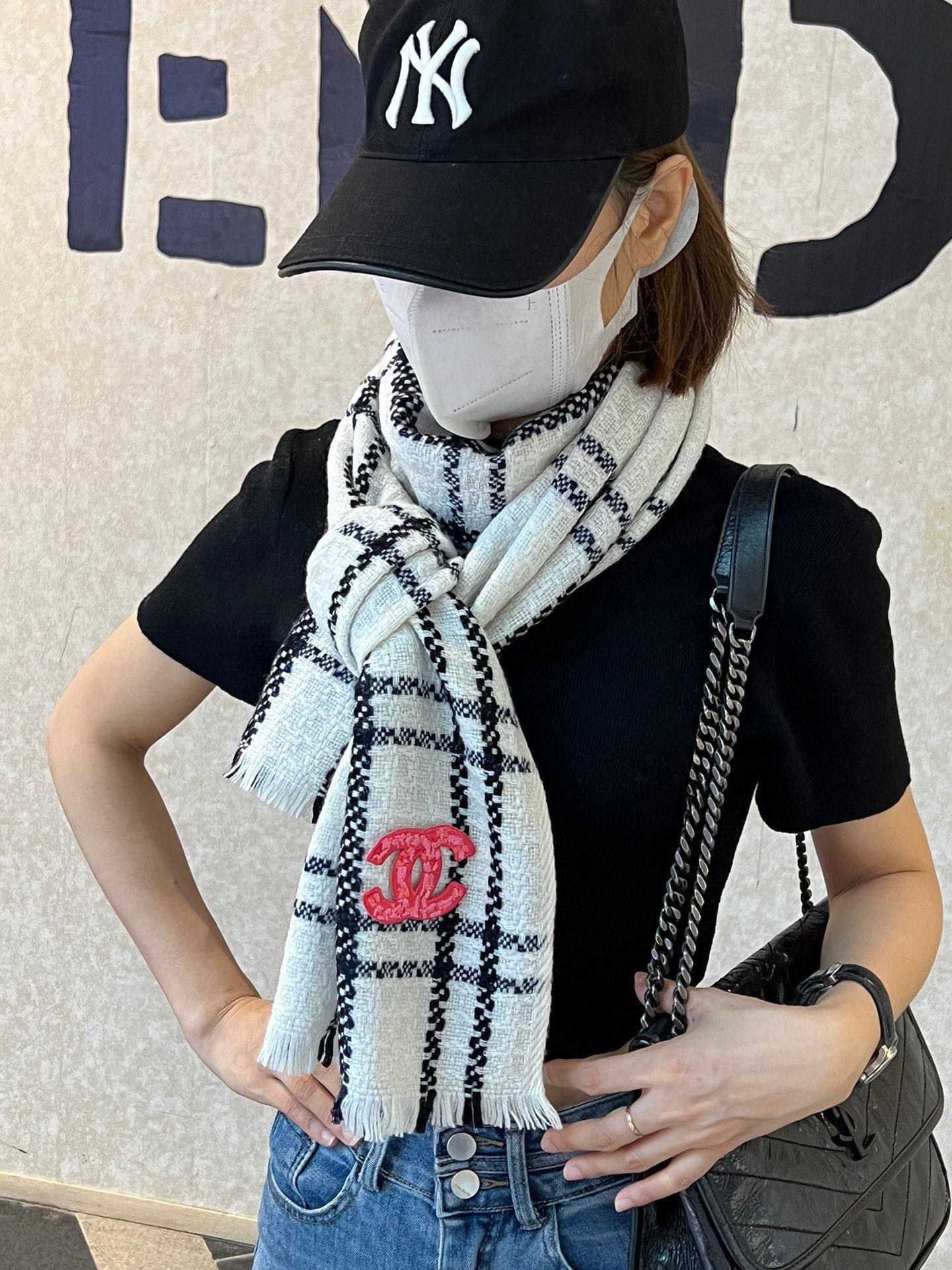 CHANEL SCARF 190 CM IN WHITE MIX BLACK CASHMERE WITH RED LOGO 396472