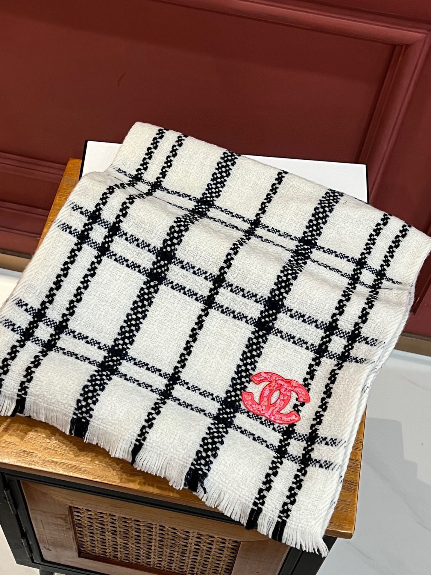 CHANEL SCARF 190 CM IN WHITE MIX BLACK CASHMERE WITH RED LOGO 396472
