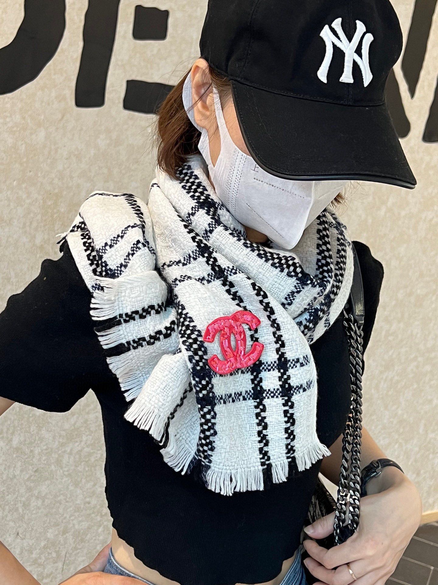 CHANEL SCARF 190 CM IN WHITE MIX BLACK CASHMERE WITH RED LOGO 396472