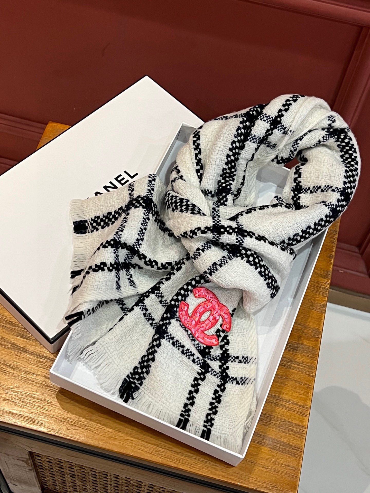 CHANEL SCARF 190 CM IN WHITE MIX BLACK CASHMERE WITH RED LOGO 396472