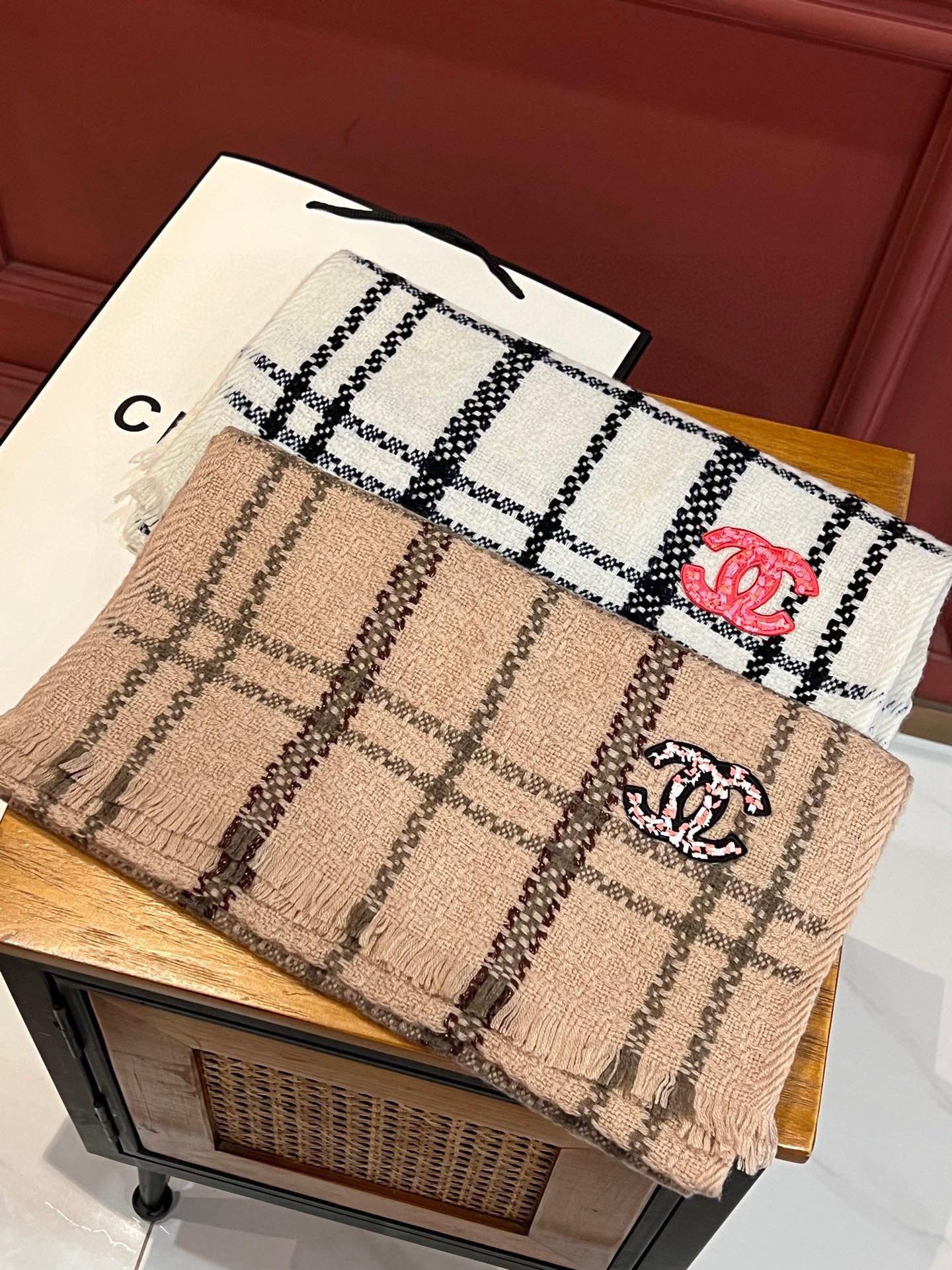 CHANEL SCARF 190 CM IN WHITE MIX BLACK CASHMERE WITH RED LOGO 396472