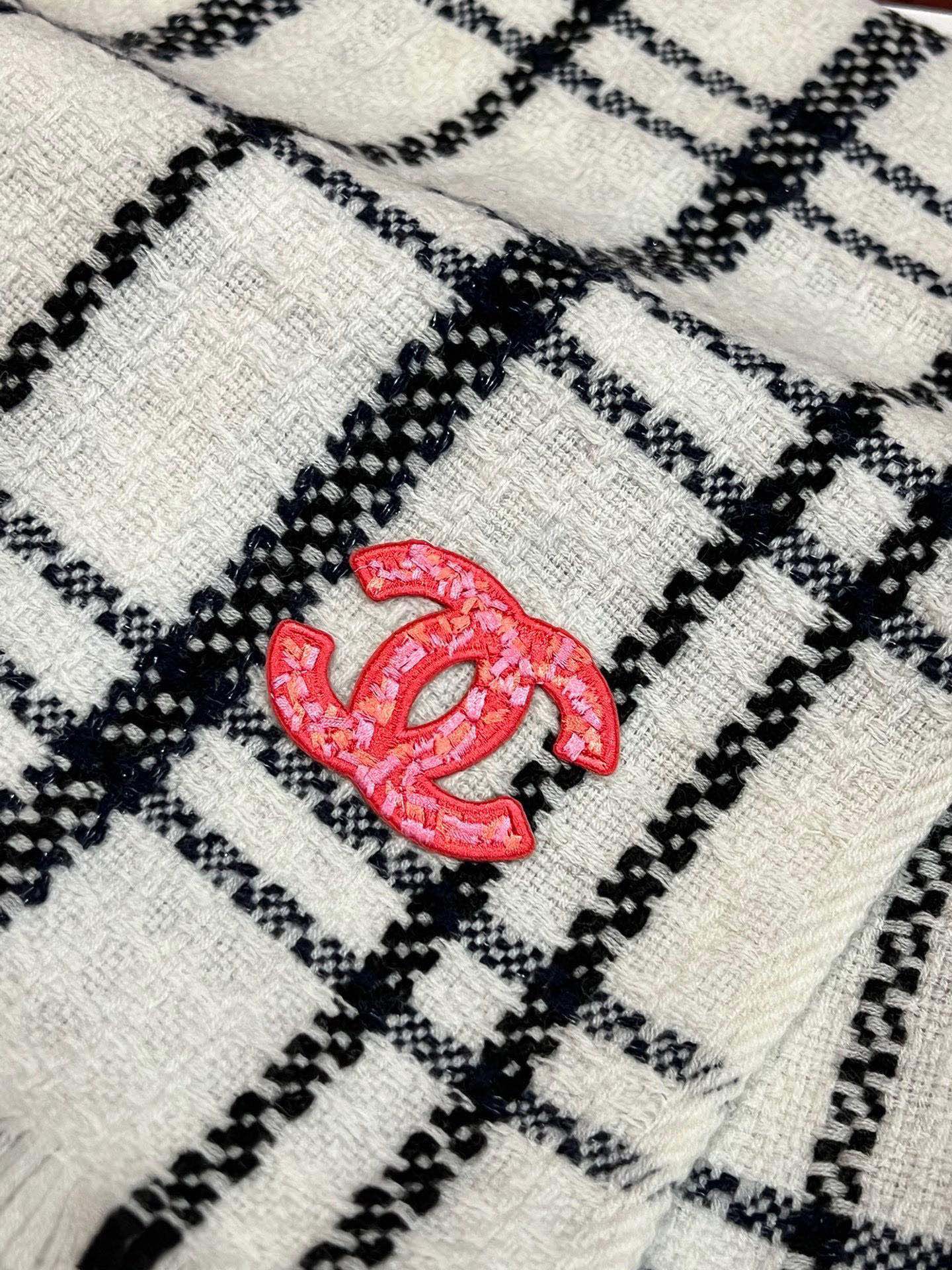 CHANEL SCARF 190 CM IN WHITE MIX BLACK CASHMERE WITH RED LOGO 396472