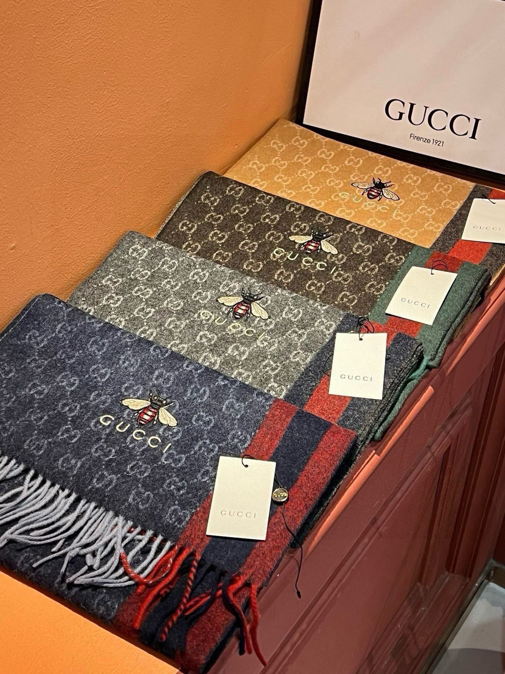 GUCCI SCARF 180 CM IN BLACK CASHMERE WITH BEE PATTERN 396473